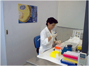 Imagen de persona haciendo las pruebas en laboratorio