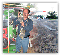 Imagen de una persona examinando insecticida