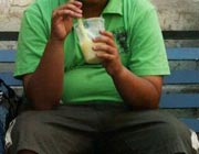 Joven comiendo